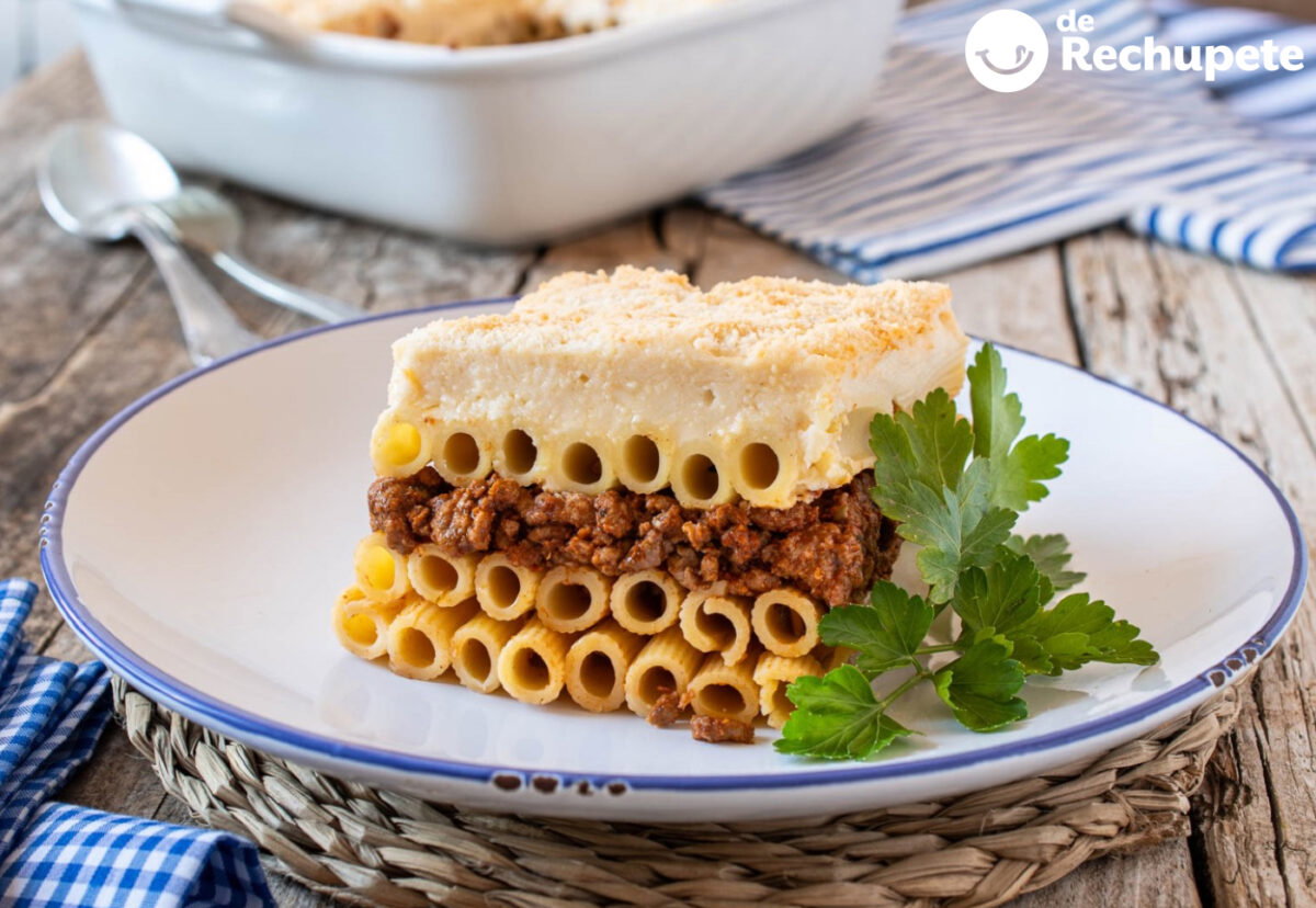 Pastitsio griego. Receta tradicional paso a paso de pasta al horno con carne y bechamel