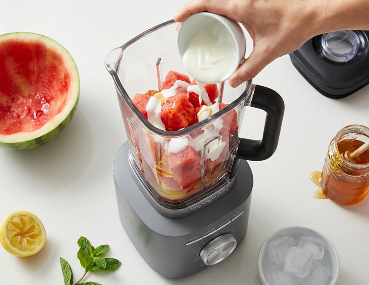 Smoothie de sandía casero. Bebida refrescante, ligera y perfecta para el verano