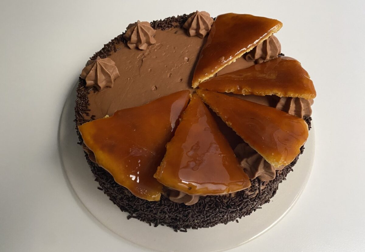 Tarta Dobos: receta original húngara paso a paso con crema de mantequilla y caramelo