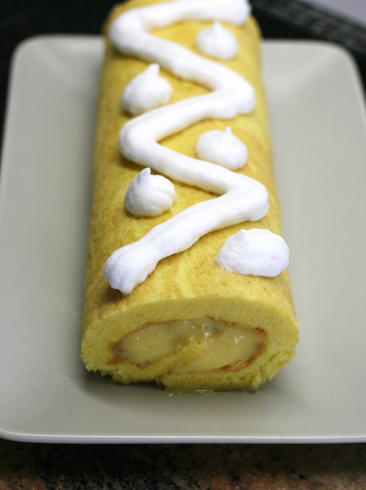 Brazo de gitano tradicional. Receta casera con bizcocho esponjoso y crema pastelera