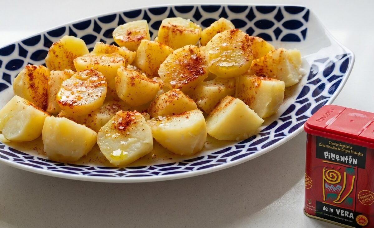 Cachelos gallegos. Receta sencilla de patatas cocidas con aceite y pimentón