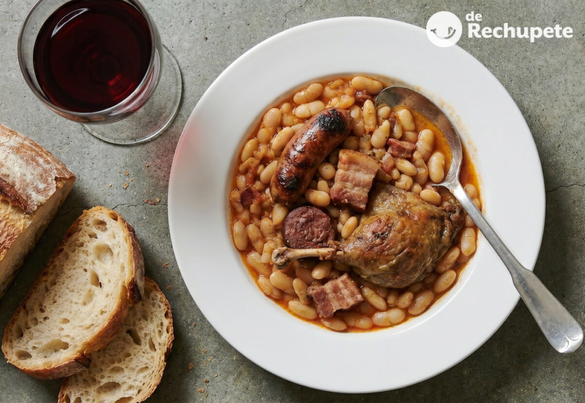 Cassoulet de Castelnaudary. El guiso francés de alubias, pato y salchichas