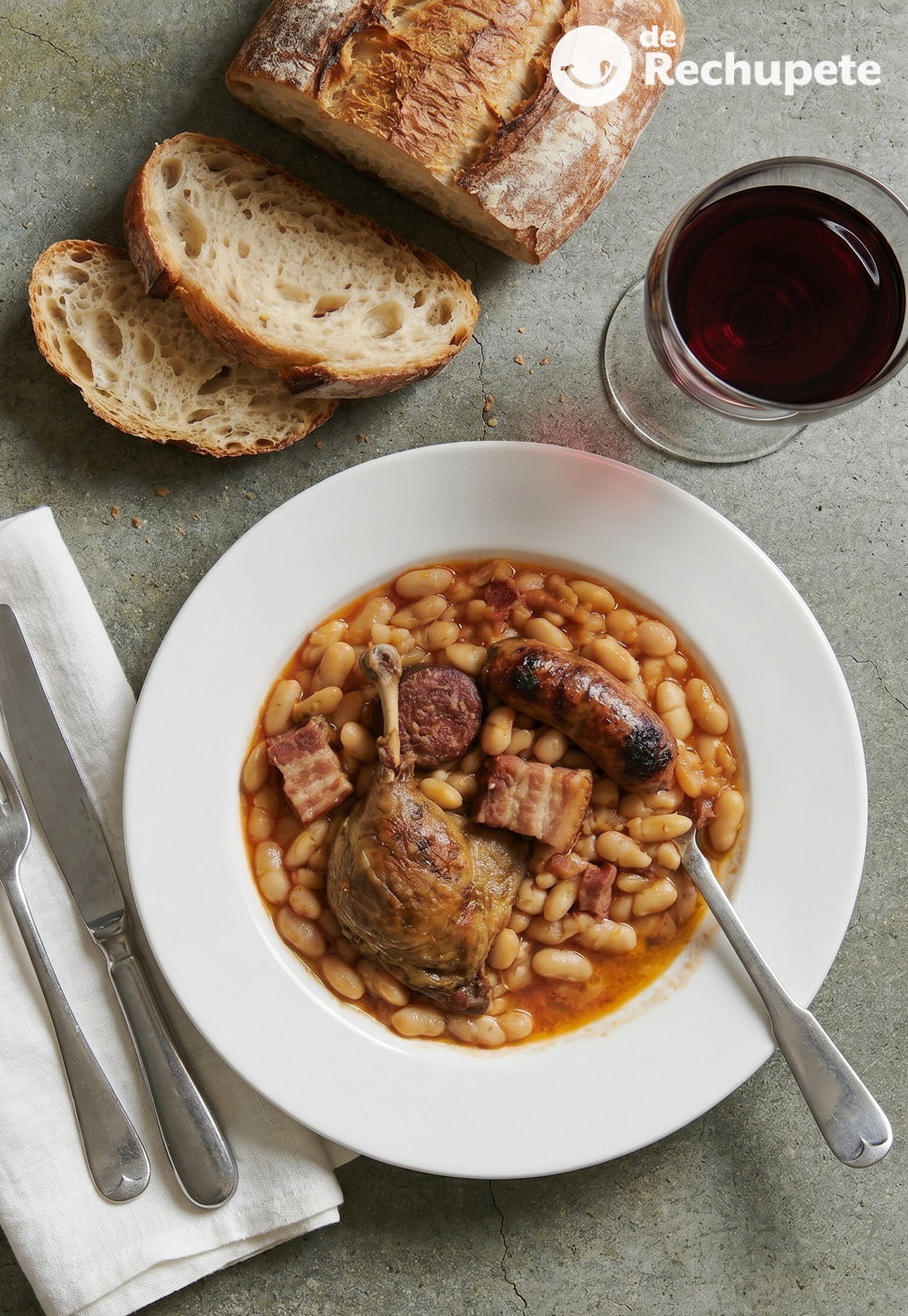 Cassoulet de Castelnaudary, el guiso francés de alubias, pato y salchicha que pide sobremesa larga
