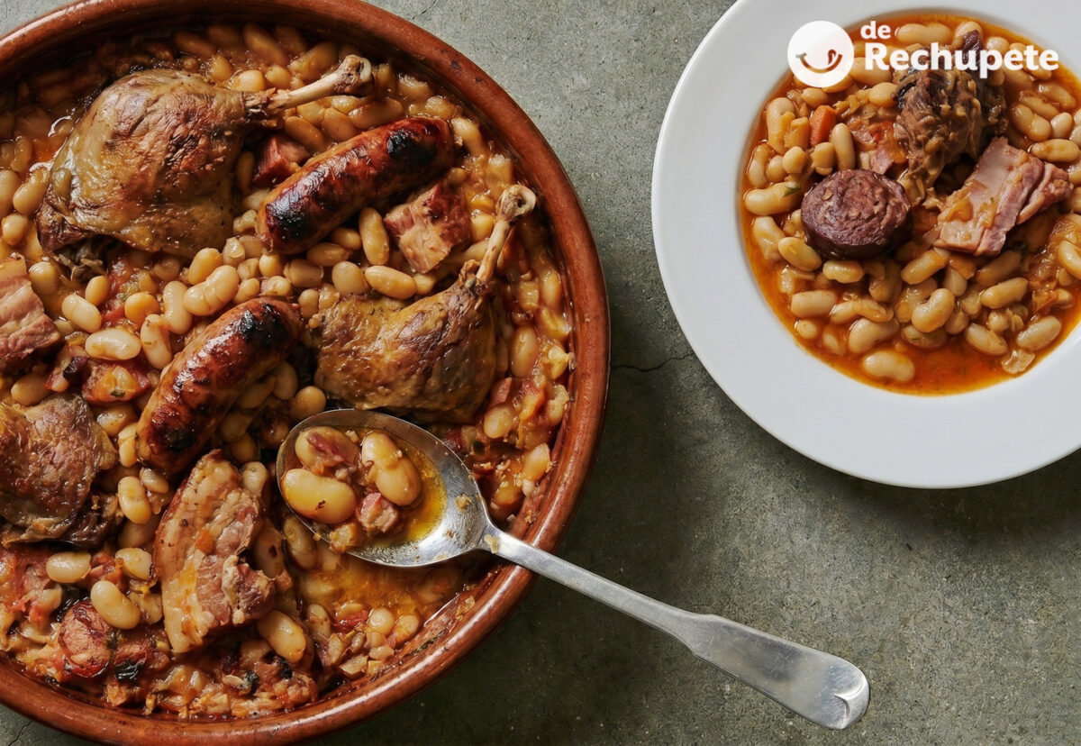 Cassoulet de Castelnaudary, el guiso francés de alubias, pato y salchicha que pide sobremesa larga