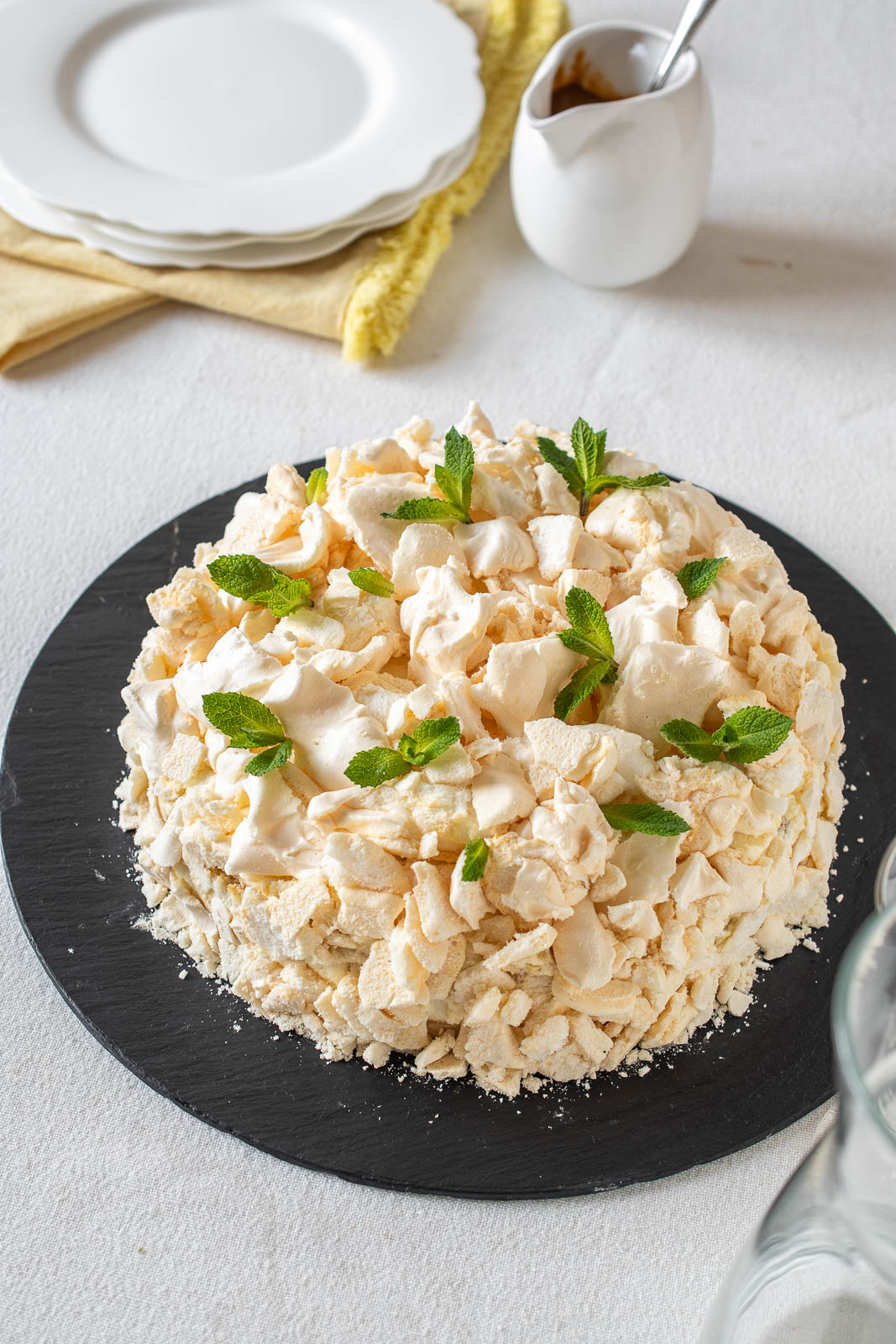 Chajá uruguayo. Receta tradicional fácil con bizcocho, nata y merengue