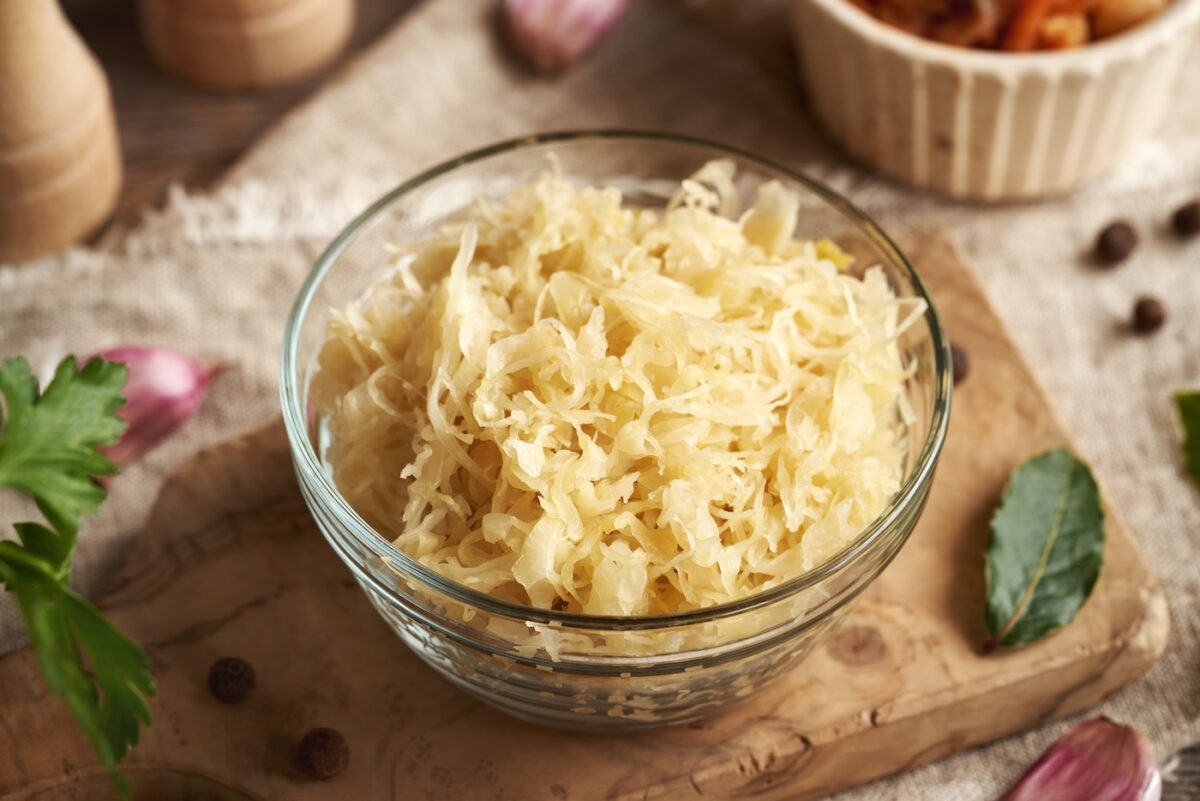 Chucrut. Qué es, beneficios y cómo utilizar esta col fermentada en la cocina