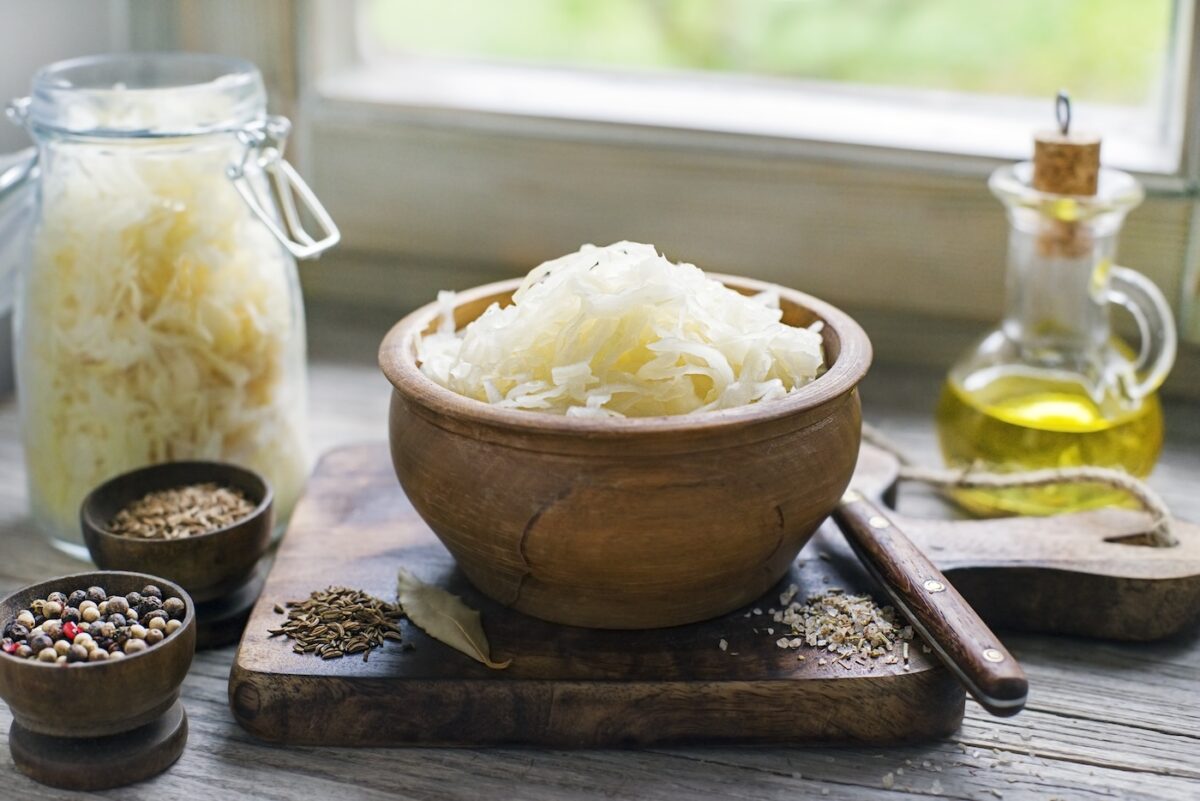 Chucrut. Qué es, beneficios y cómo utilizar esta col fermentada en la cocina