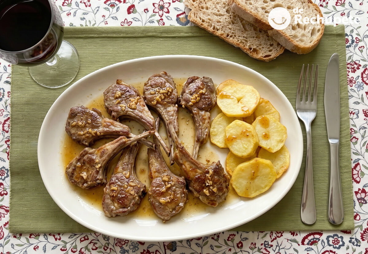 Chuletillas de cordero al ajo cabañil. Receta con sabor murciano con ajo y vinagre