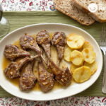 Chuletillas de cordero al ajo cabañil. Receta con sabor murciano con ajo y vinagre