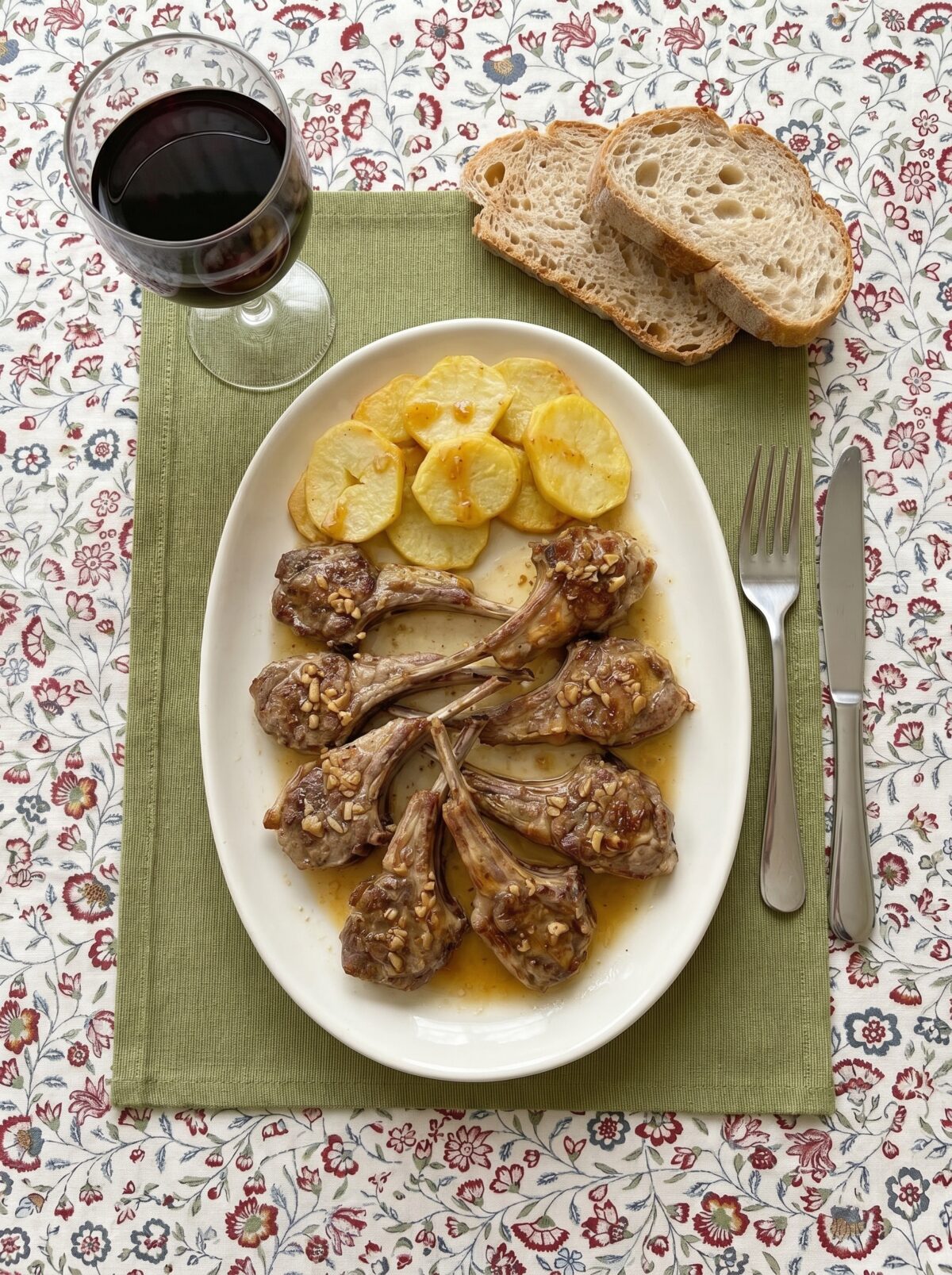 Chuletillas de cordero al ajo cabañil, sabor murciano con ajo y vinagre