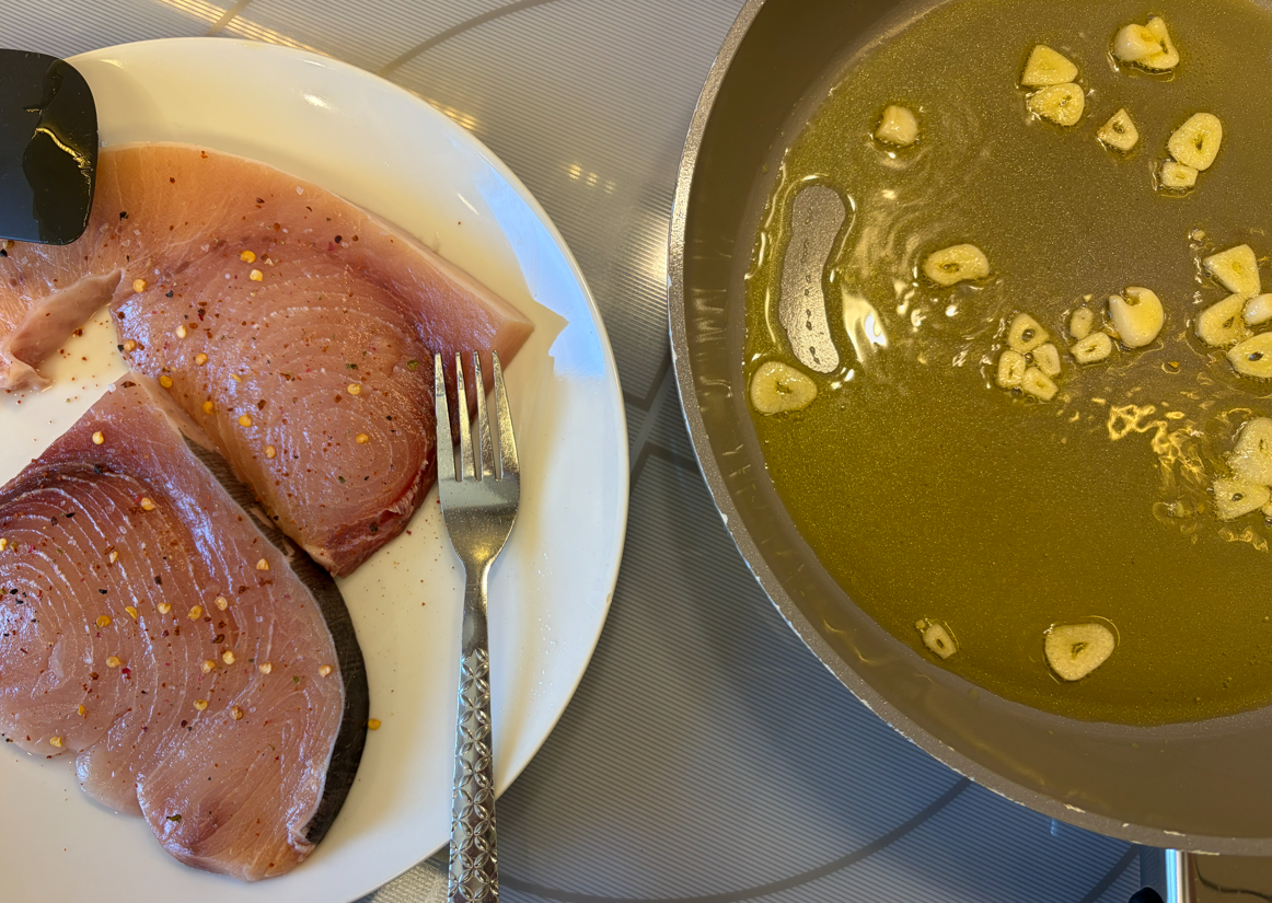 Pez espada al ajillo. Receta fácil, rápida y llena de sabor