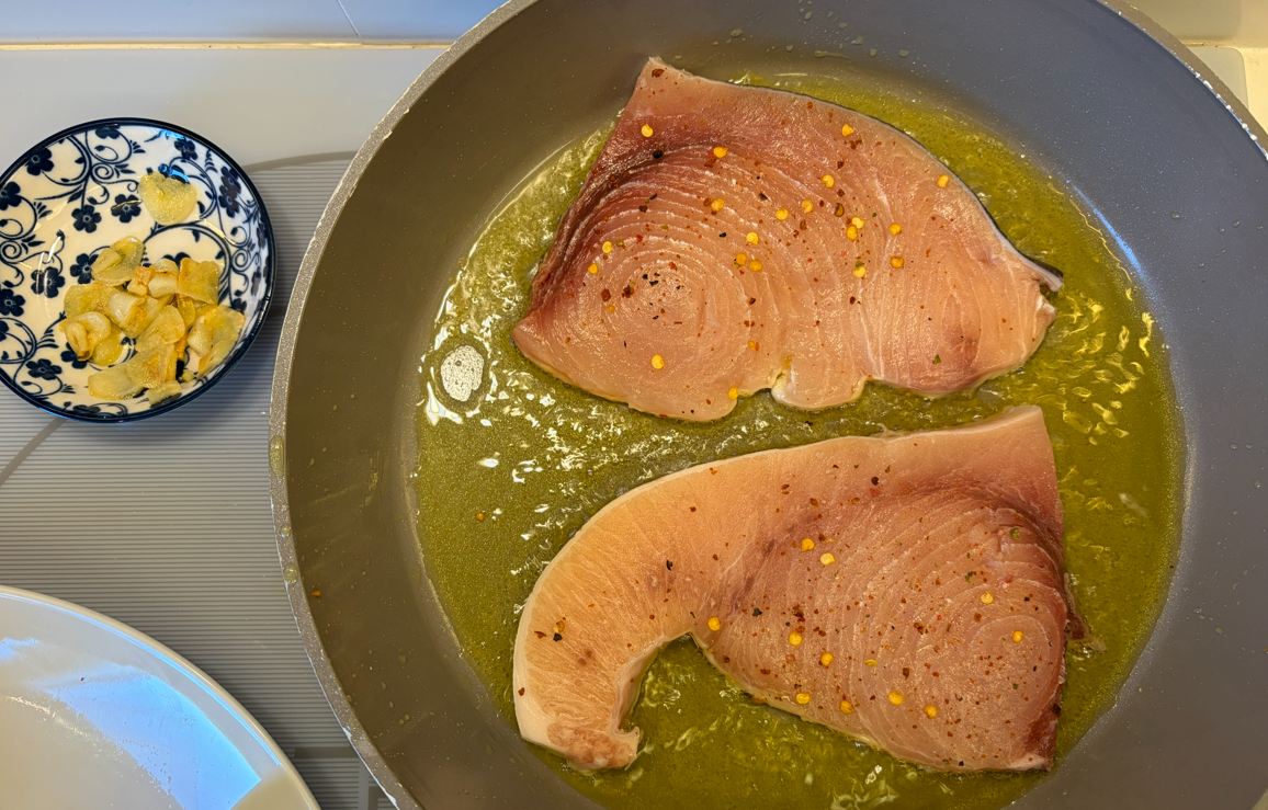 Pez espada al ajillo. Receta fácil, rápida y llena de sabor