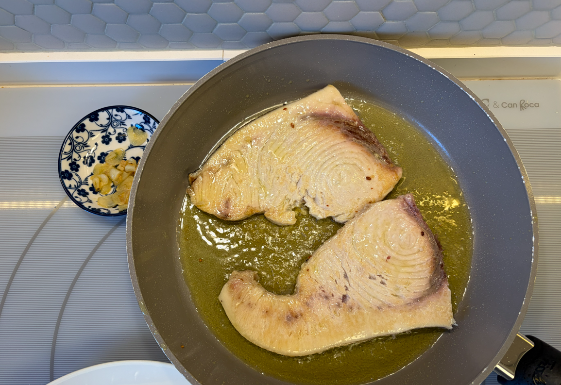 Pez espada al ajillo. Receta fácil, rápida y llena de sabor