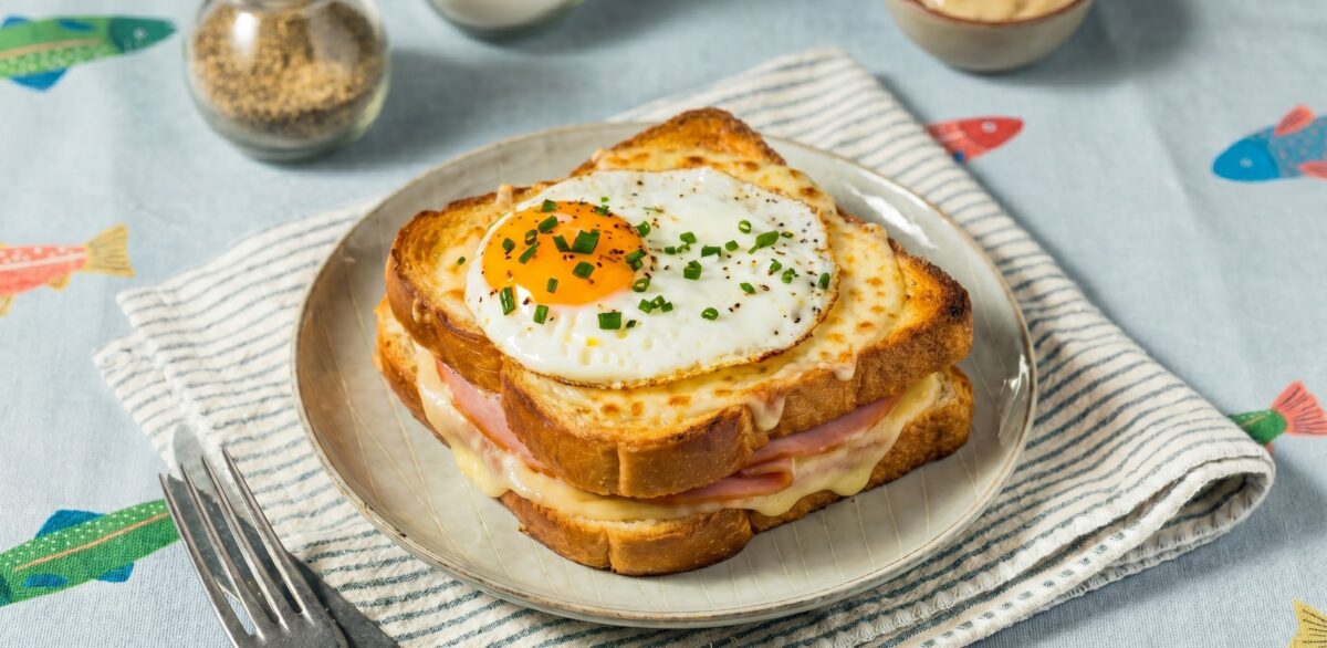 Croque madame, el sándwich francés que se sirve con huevo y pide servilleta