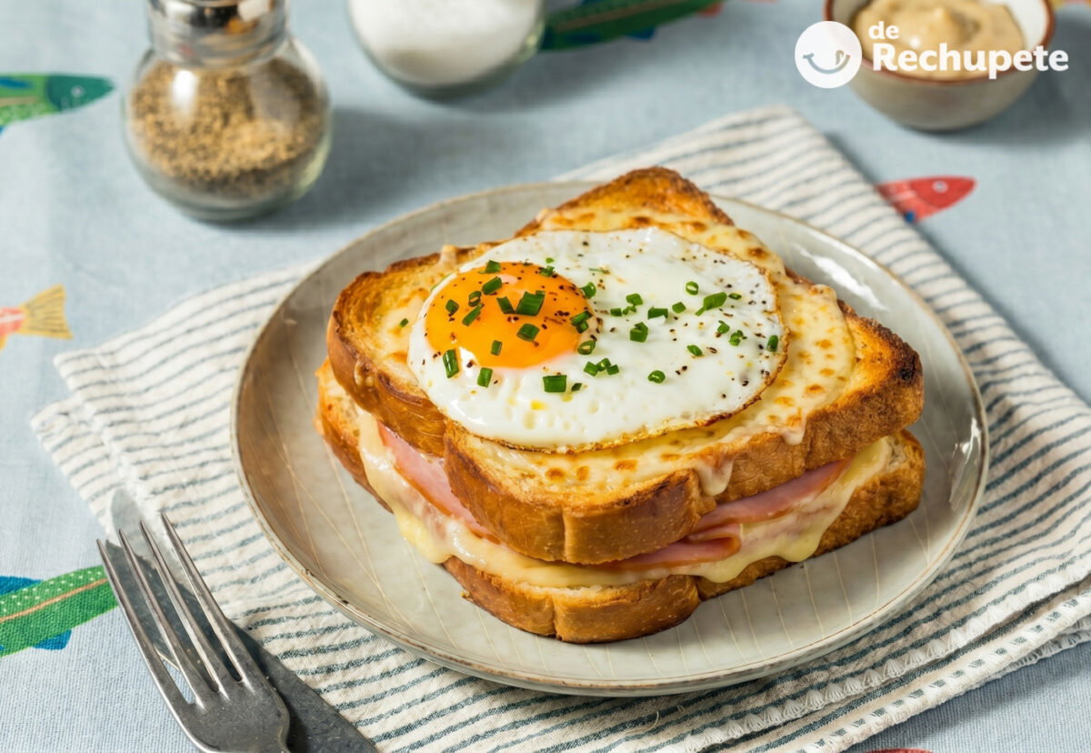 Croque madame, el sándwich francés que se sirve con huevo y pide servilleta