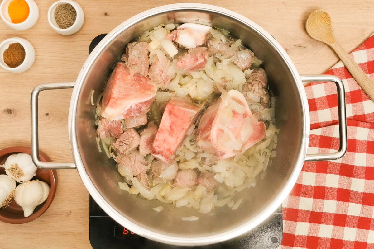 Dafina o adafina sefardí tradicional. Receta de hamin judío cocinado a fuego lento