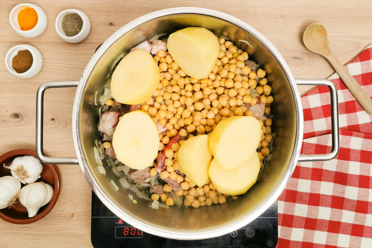 Dafina o adafina sefardí tradicional. Receta de hamin judío cocinado a fuego lento