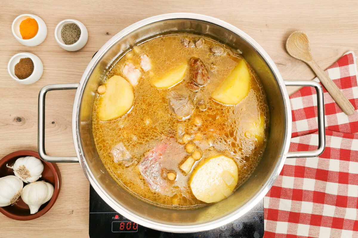 Dafina o adafina sefardí tradicional. Receta de hamin judío cocinado a fuego lento