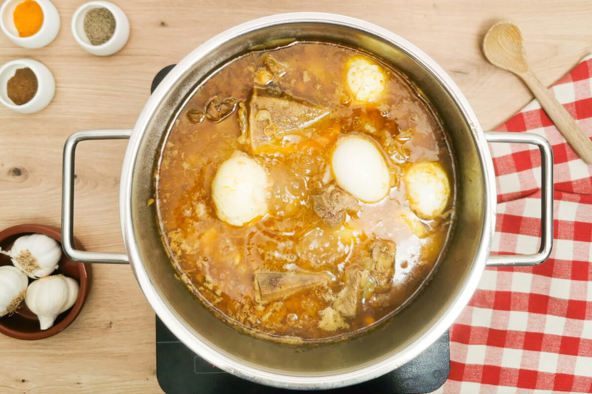 Dafina o adafina sefardí tradicional. Receta de hamin judío cocinado a fuego lento