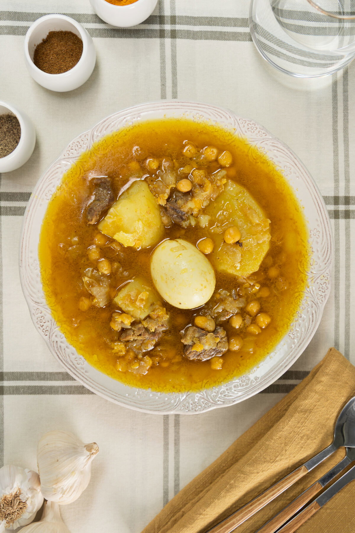 Dafina o adafina sefardí tradicional. Receta de hamin judío cocinado a fuego lento