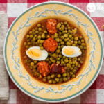 Potaje de guisantes con chorizo. Receta de un guiso fácil y sabroso
