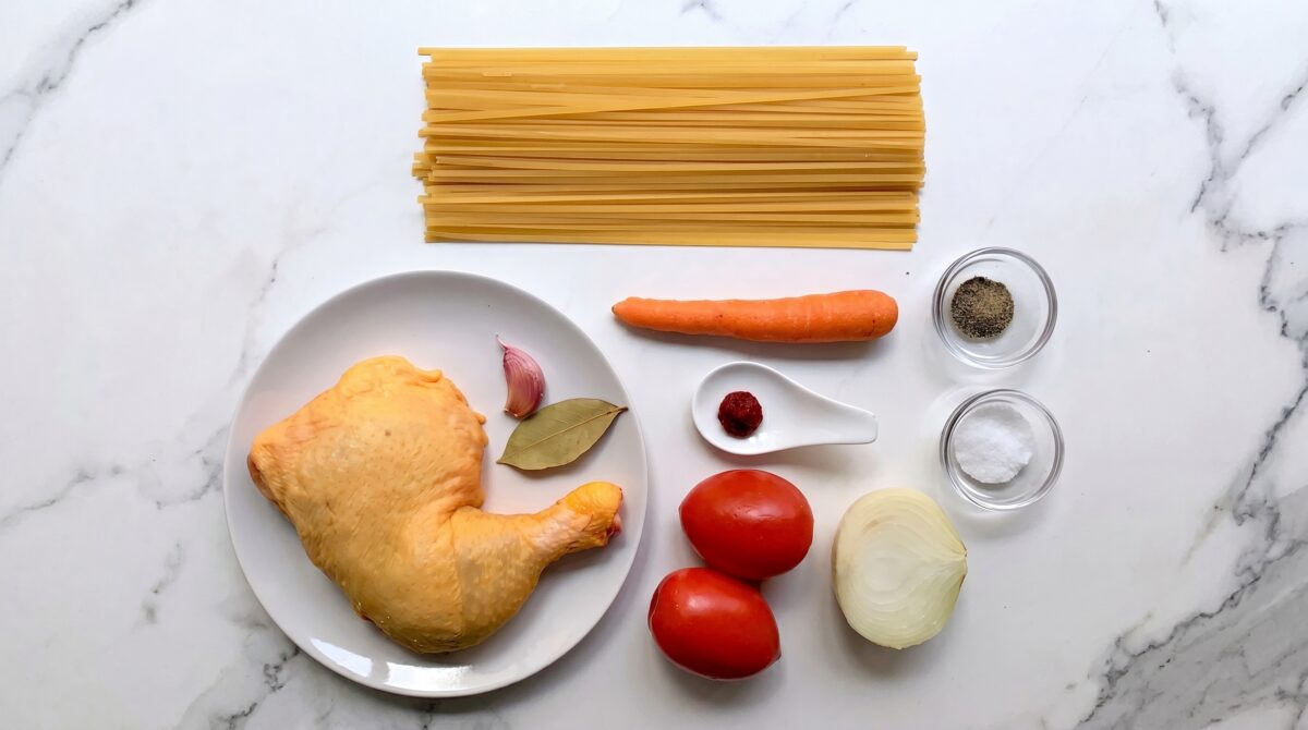Tallarines rojos con pollo. Receta peruana fácil
