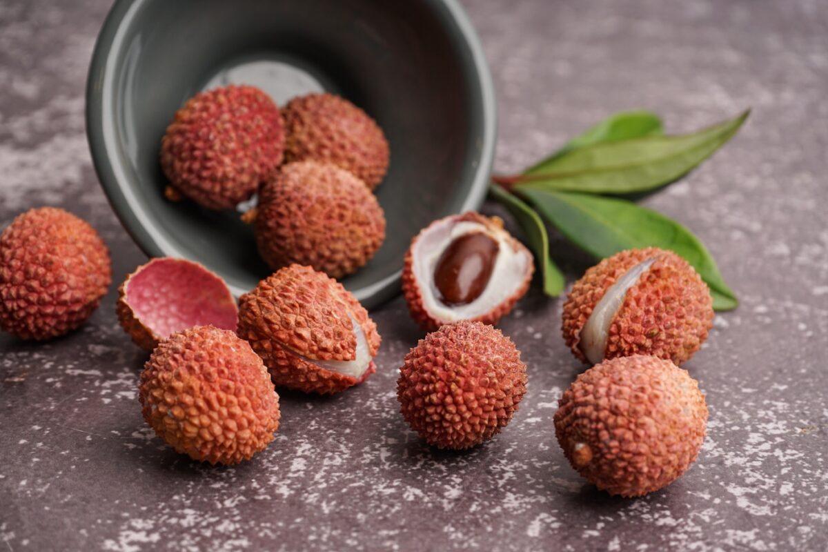 Lichi. Qué es, propiedades, beneficios y cómo usar esta fruta exótica en la cocina
