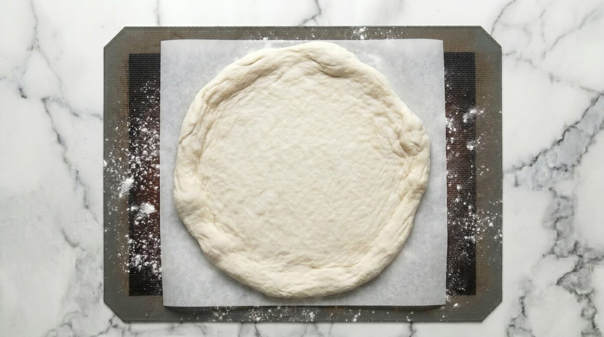 Pizza primavera italiana casera. Receta fácil con masa crujiente, verduras y mozzarella