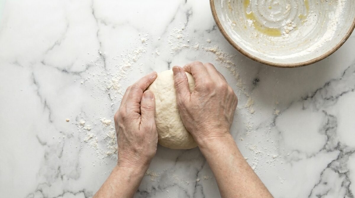 Pizza primavera italiana casera. Receta fácil con masa crujiente, verduras y mozzarella