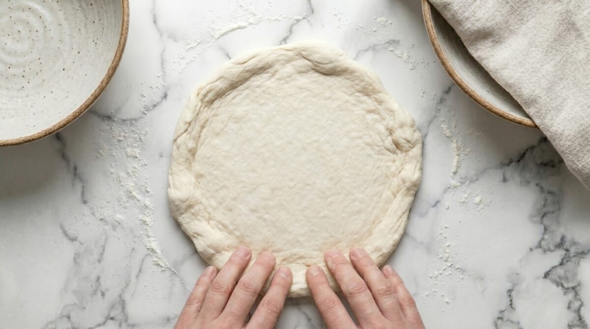 Pizza primavera italiana casera. Receta fácil con masa crujiente, verduras y mozzarella