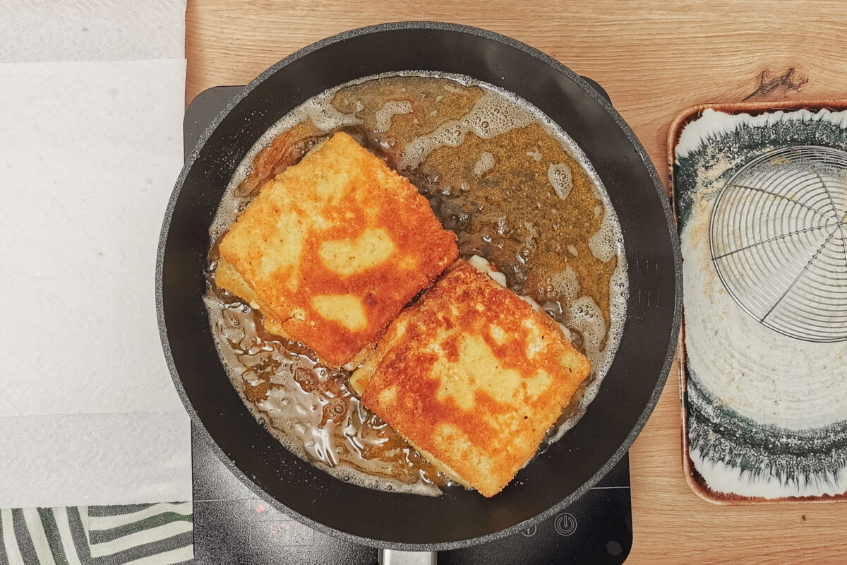 Mozzarella in carrozza crujiente, la receta italiana perfecta para un picoteo caliente