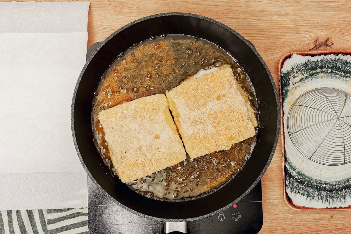 Mozzarella in carrozza crujiente, la receta italiana perfecta para un picoteo caliente