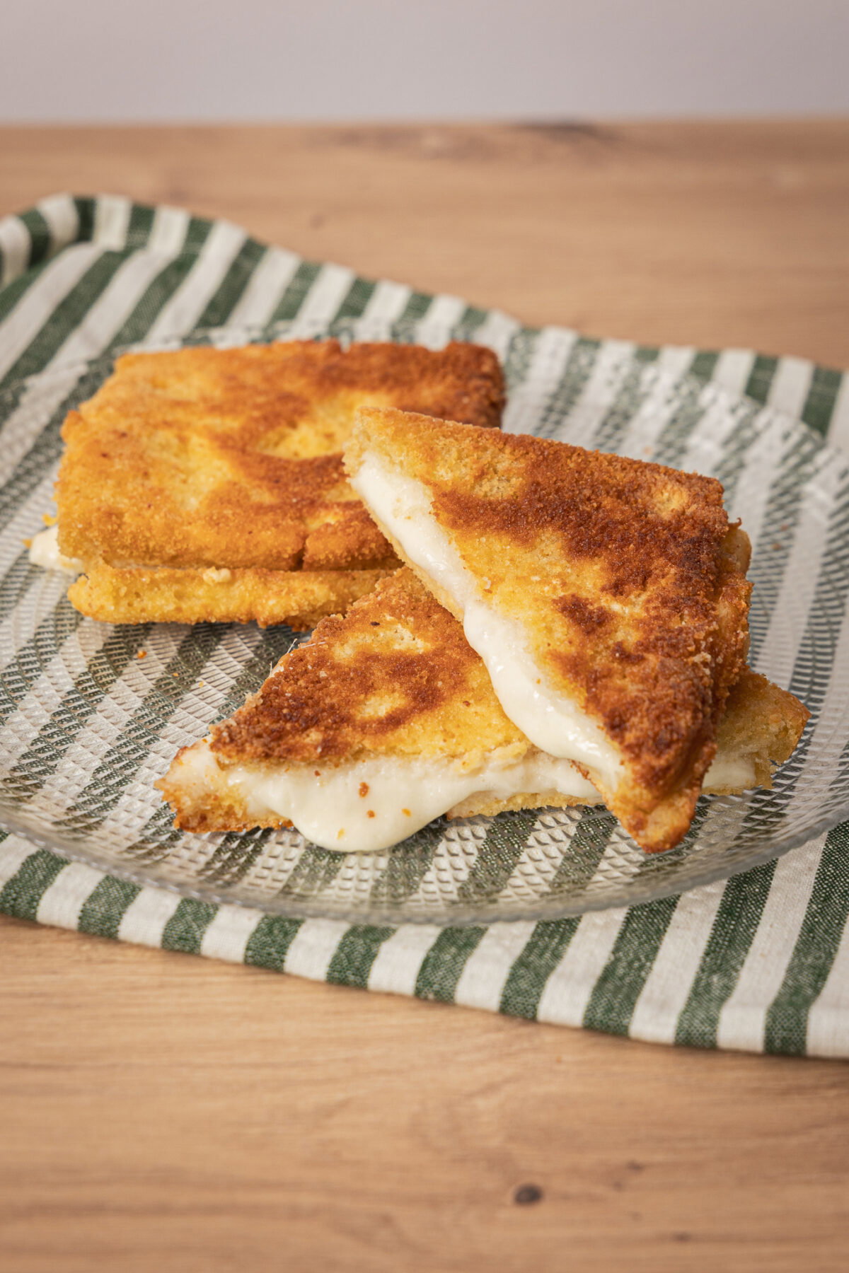 Mozzarella in carrozza crujiente, la receta italiana perfecta para un picoteo caliente