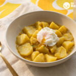 Patatas al ajopollo con huevo poché. Receta paso a paso