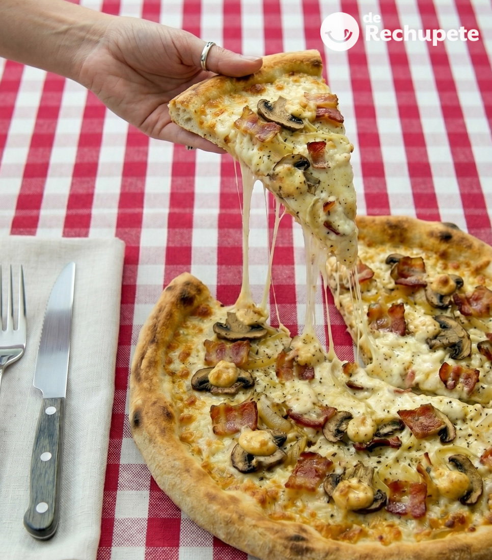 Pizza carbonara cremosa, una receta casera para los días de antojo serio