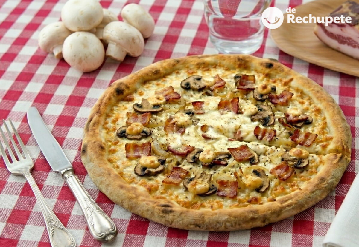 Pizza carbonara cremosa, una receta casera para los días de antojo serio