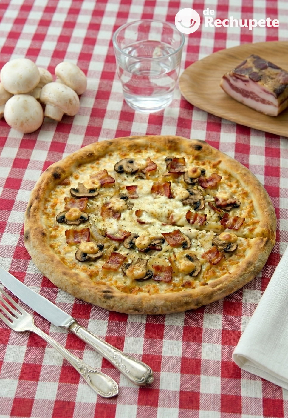 Pizza carbonara cremosa, una receta casera para los días de antojo serio