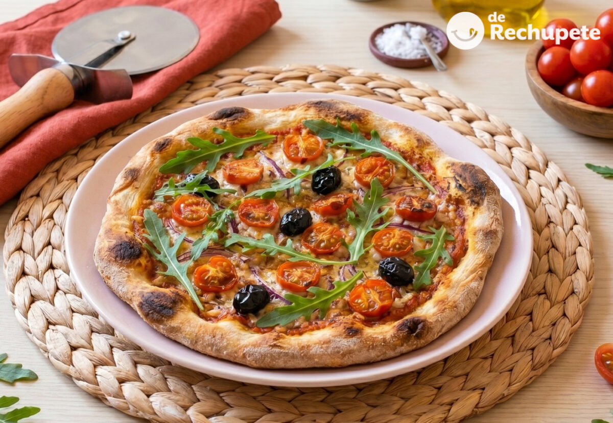 Pizza primavera italiana casera. Receta fácil con masa crujiente, verduras y mozzarella