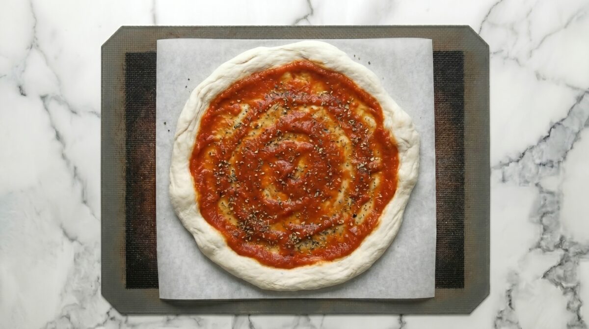 Pizza primavera italiana casera. Receta fácil con masa crujiente, verduras y mozzarella