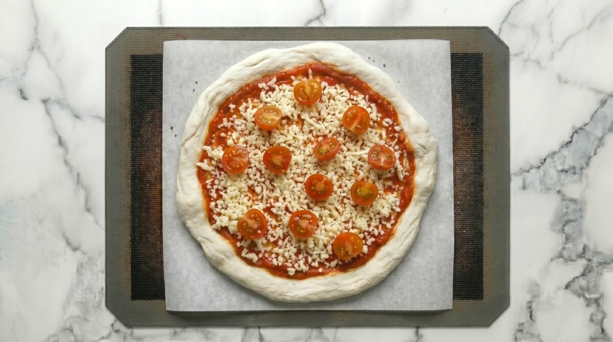 Pizza primavera italiana casera. Receta fácil con masa crujiente, verduras y mozzarella