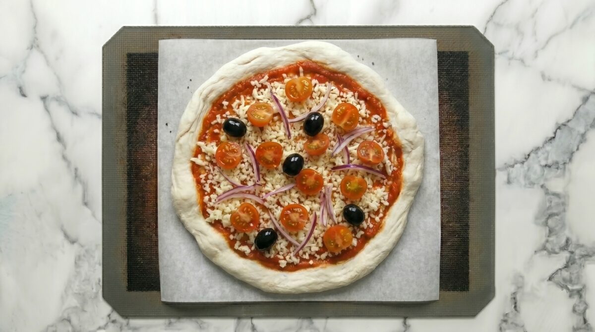 Pizza primavera italiana casera. Receta fácil con masa crujiente, verduras y mozzarella