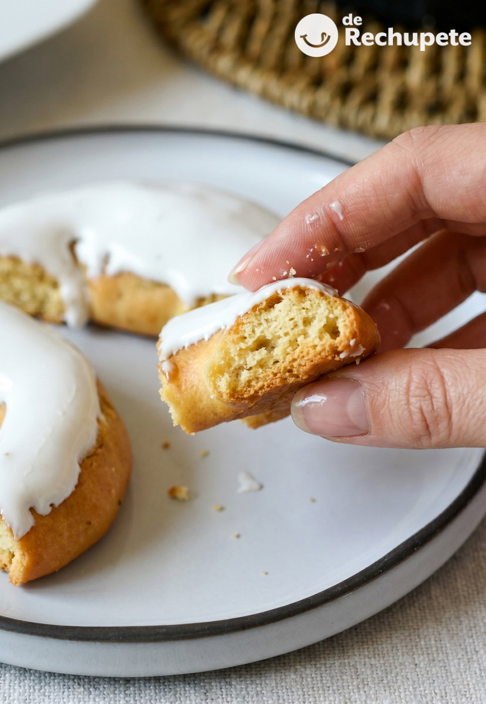 Rosquillas de Santa Clara. Receta tradicional madrileña con merengue blanco para San Isidro