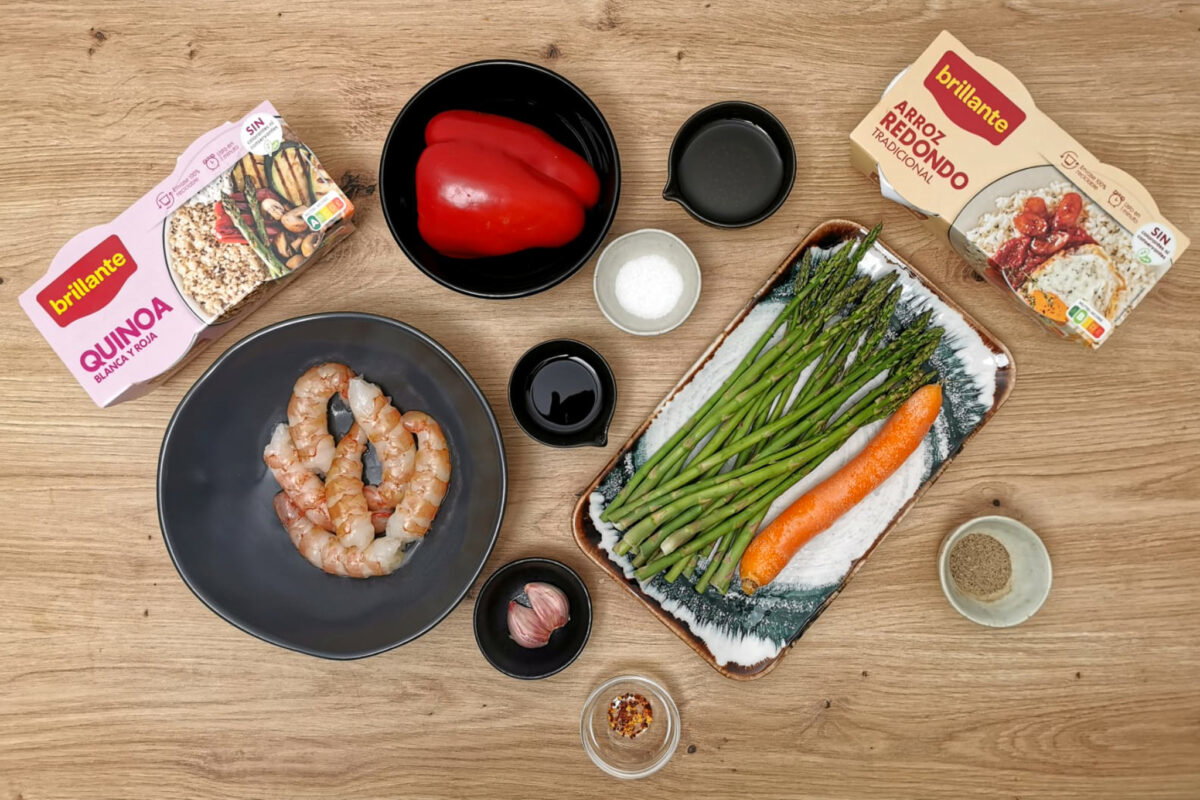Salteado de arroz con quinoa, gambas y espárragos trigueros: receta fácil y saludable con vasitos Brillante