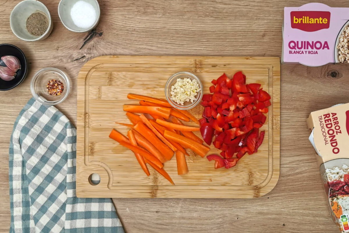 Salteado de arroz con quinoa, gambas y espárragos trigueros: receta fácil y saludable con vasitos Brillante