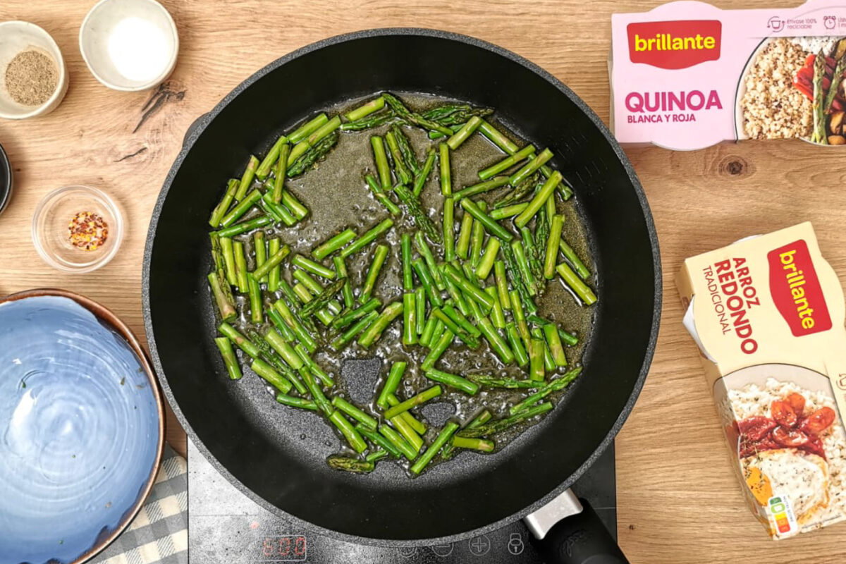 Salteado de arroz con quinoa, gambas y espárragos trigueros: receta fácil y saludable con vasitos Brillante