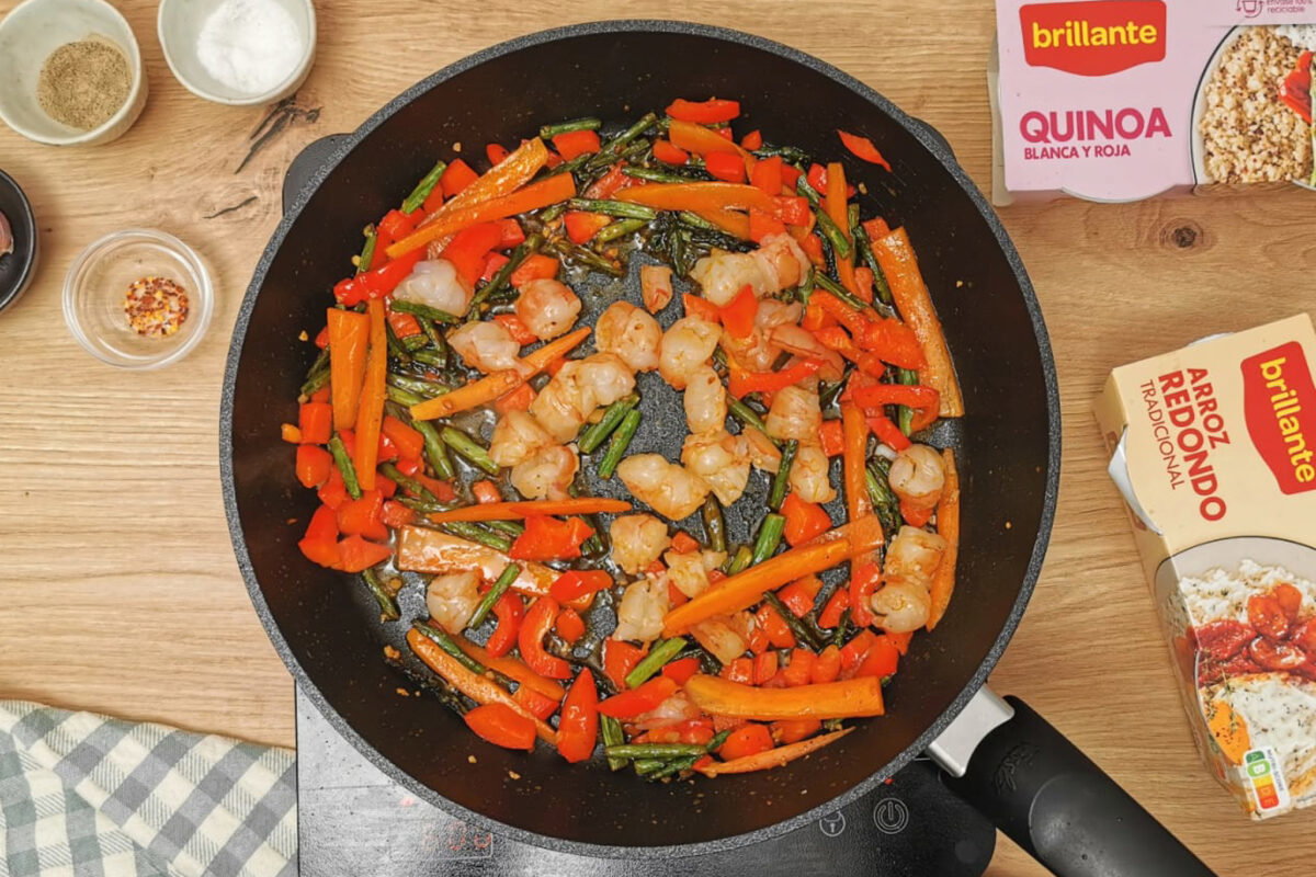 Salteado de arroz con quinoa, gambas y espárragos trigueros: receta fácil y saludable con vasitos Brillante