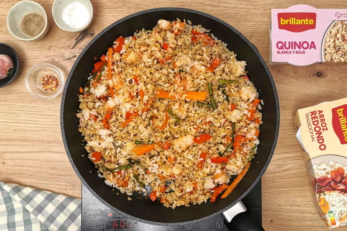 Salteado de arroz con quinoa, gambas y espárragos trigueros: receta fácil y saludable con vasitos Brillante