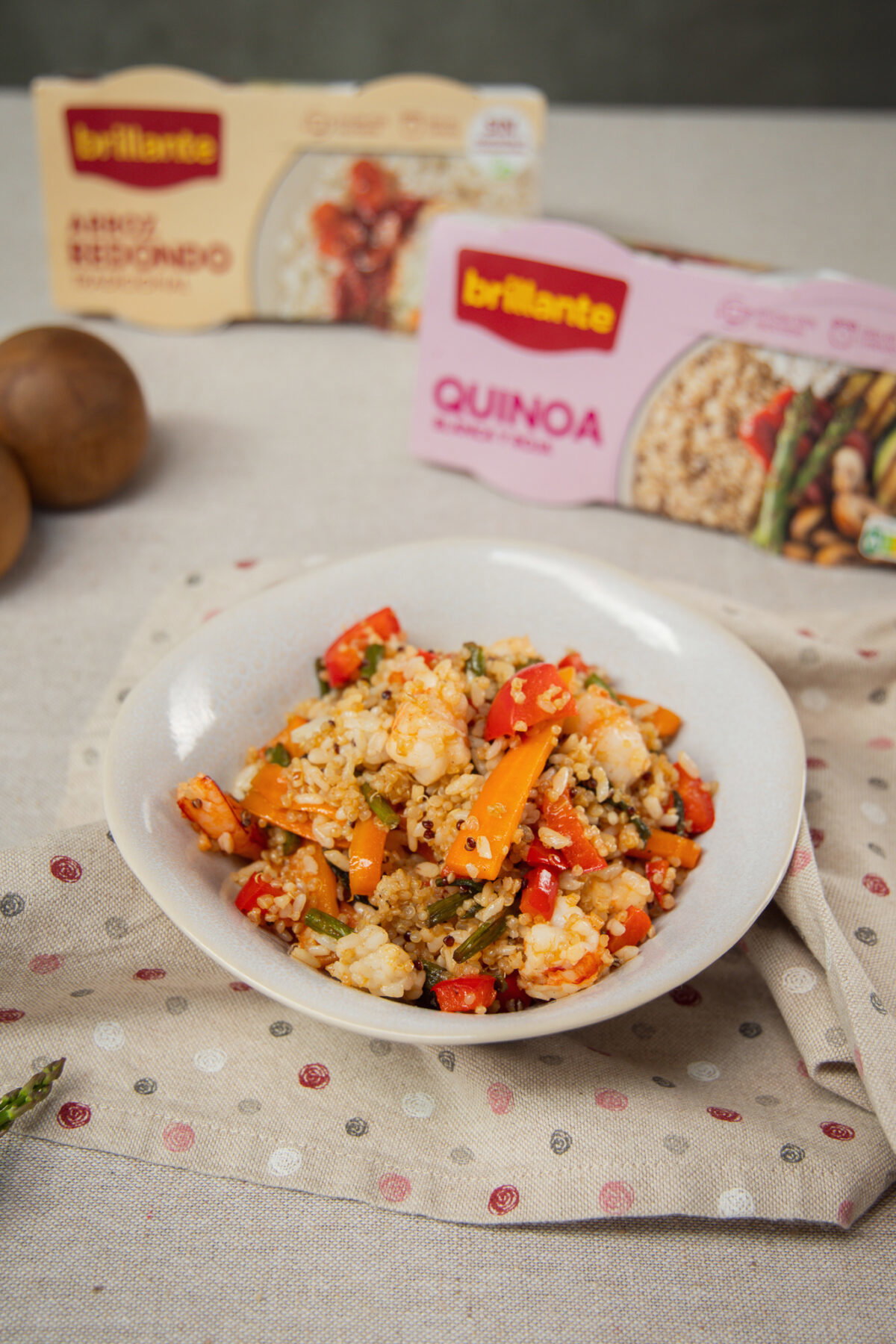 Salteado de arroz con quinoa, gambas y espárragos trigueros: receta fácil y saludable con vasitos Brillante