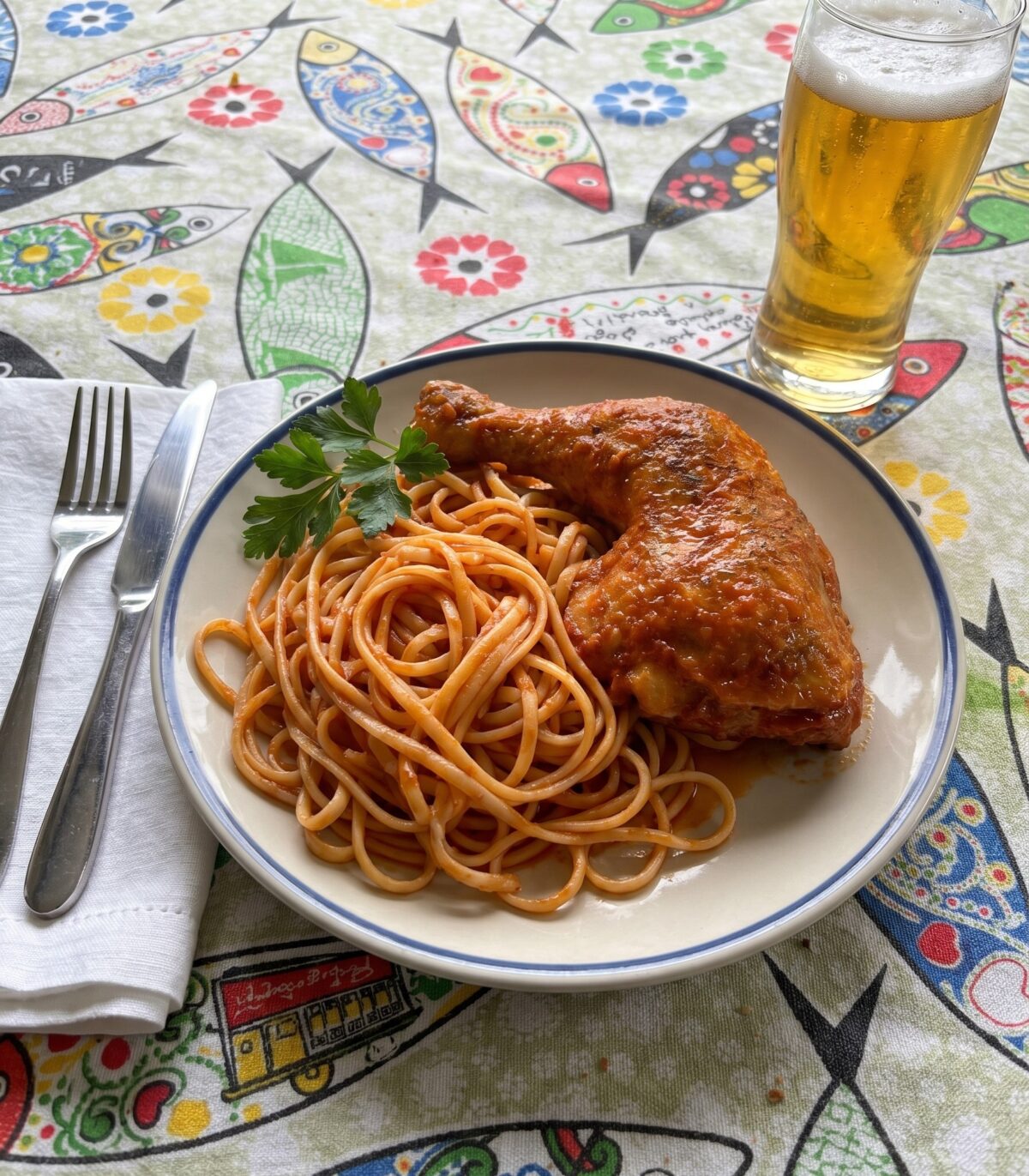 Tallarines rojos con pollo. Receta peruana fácil