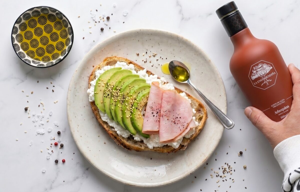 Tostada saludable de queso cottage, aguacate y jamón cocido. Desayuno fácil en 10 minutos